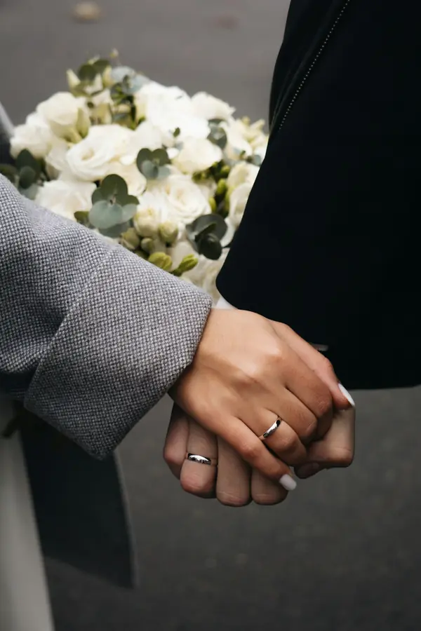 Tangan pasangan pengantin dengan cincin nikah