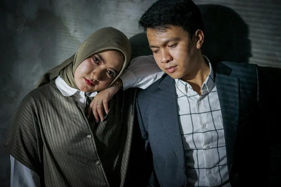 Pasangan bersandar satu sama lain saat sesi prewedding