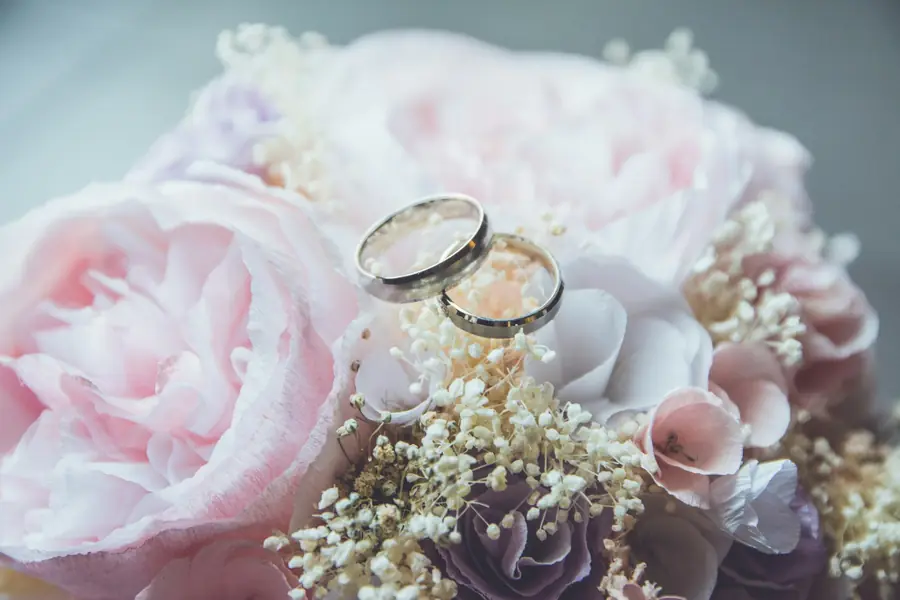 Dua cincin emas di atas mawar merah muda